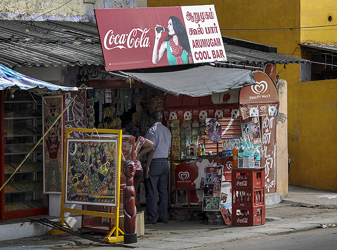Mamallapuram :: Red and Yellow Cola Corner
